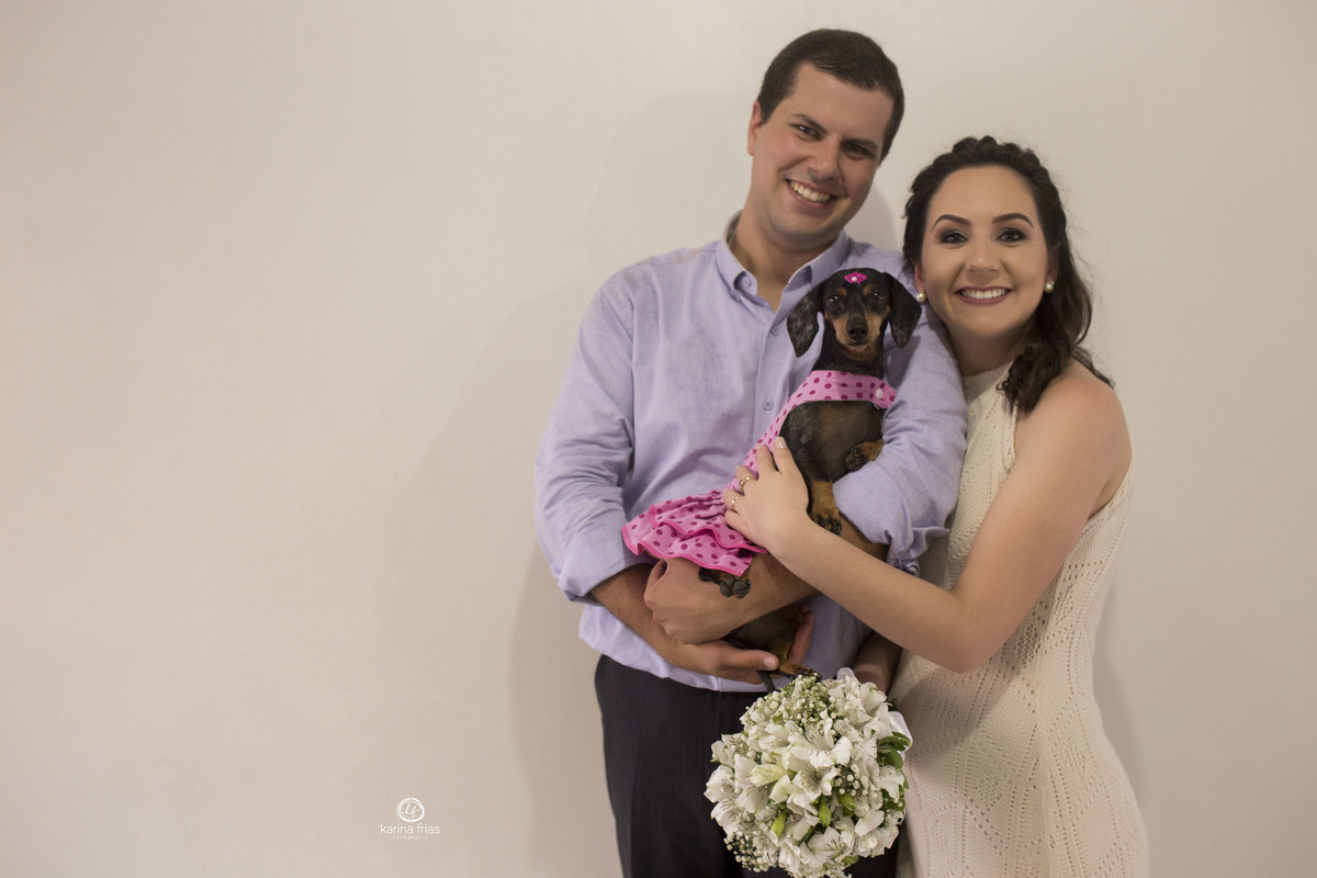 os noivos posam para a a fotografa de familia de caxias do sul, karina frias