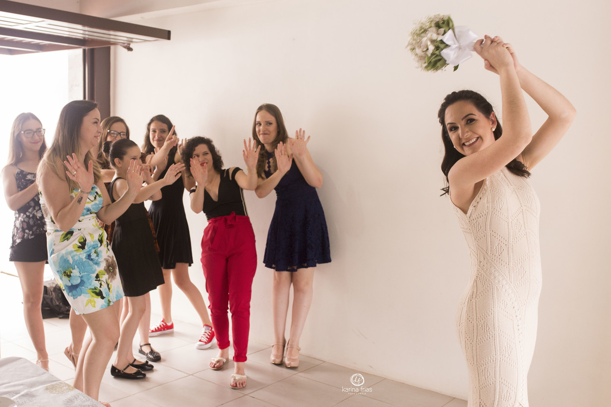 a noiva joga o buque