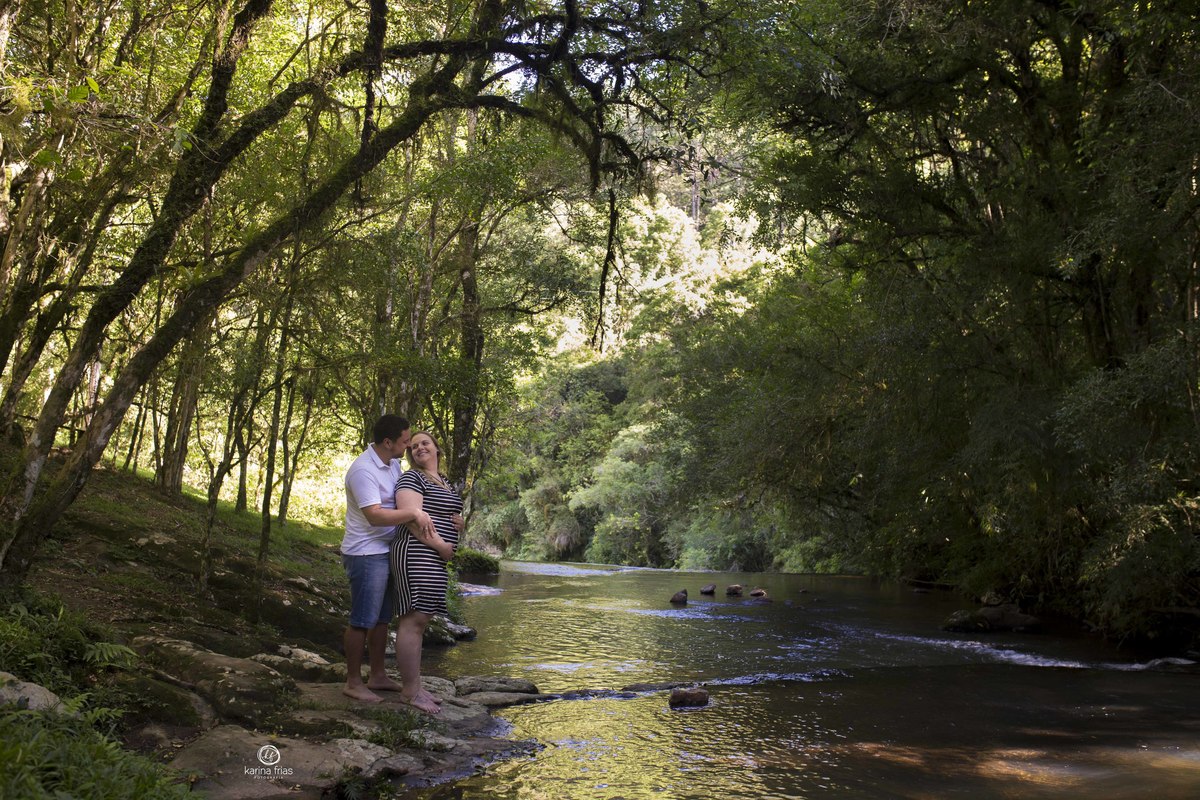 os modelos se abraçam para as fotos de gestante
