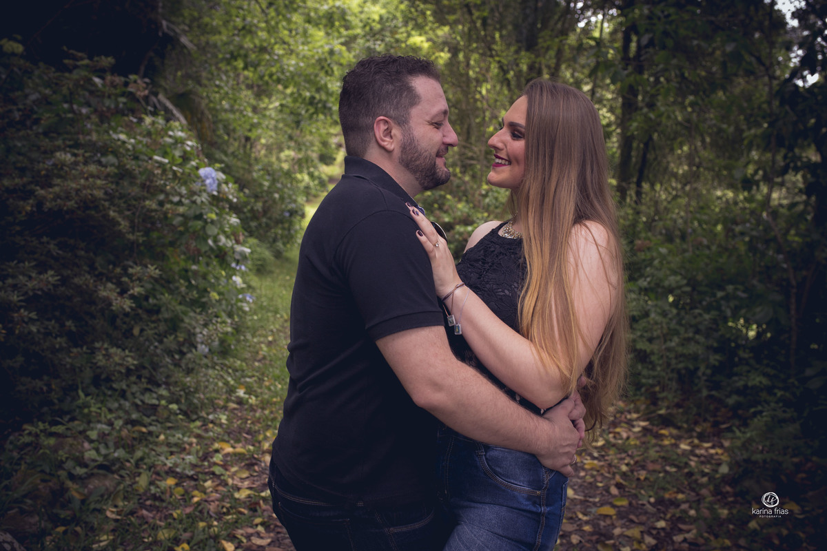 O CASAL SE OLHA DURANTE ENSAIO EXTERNO