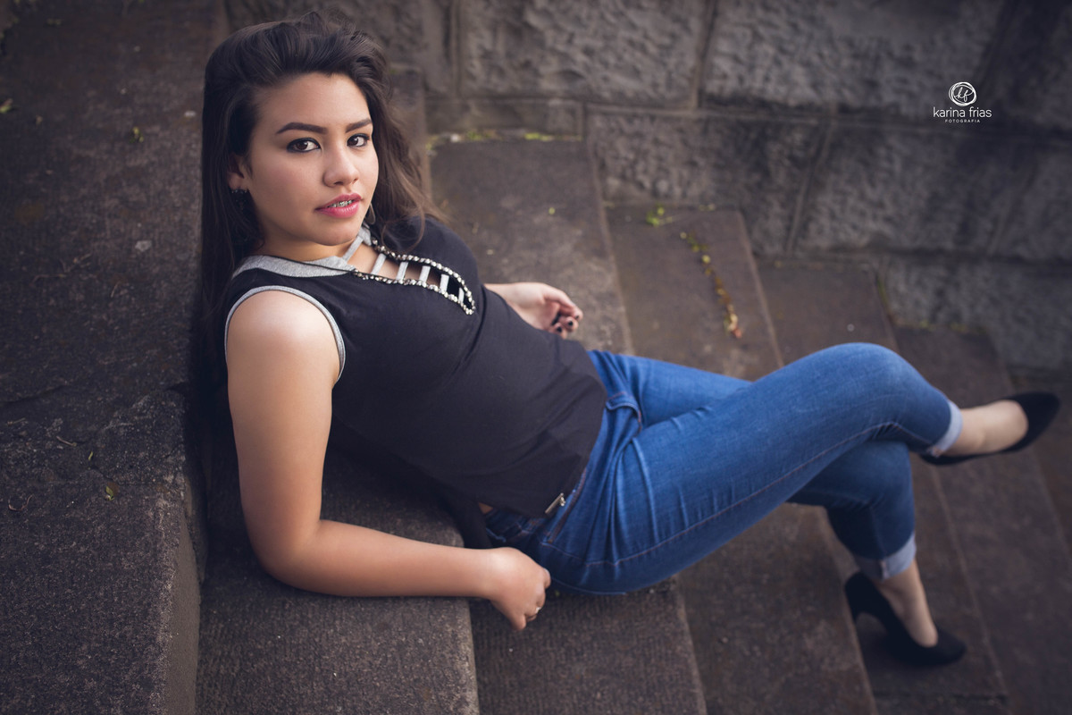 a modelo esta sentada na escada para a sessão de fotos