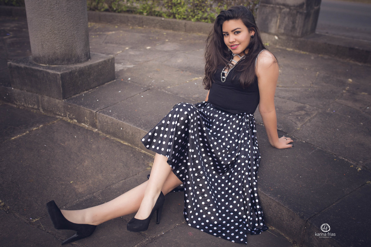 a menina olha para a fotografa de familia de caxias do sul, karina frias