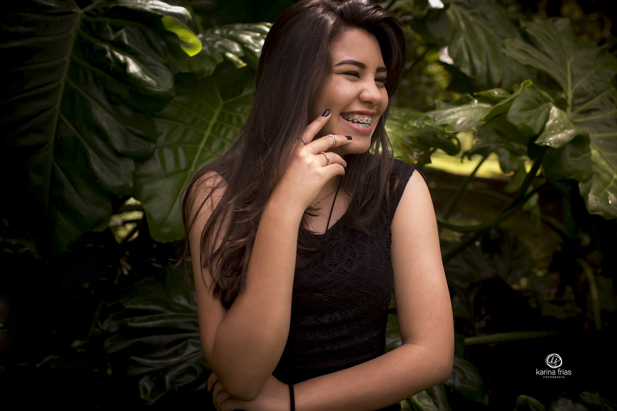 a modelo sorri no ensaio