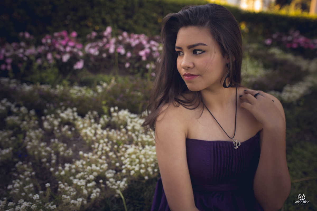 a menina olha atenta para as flores