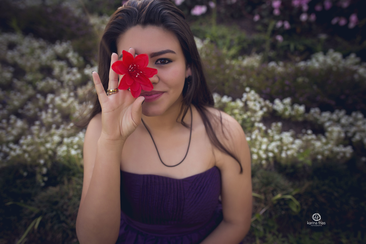a modelo segura uma flor no olho