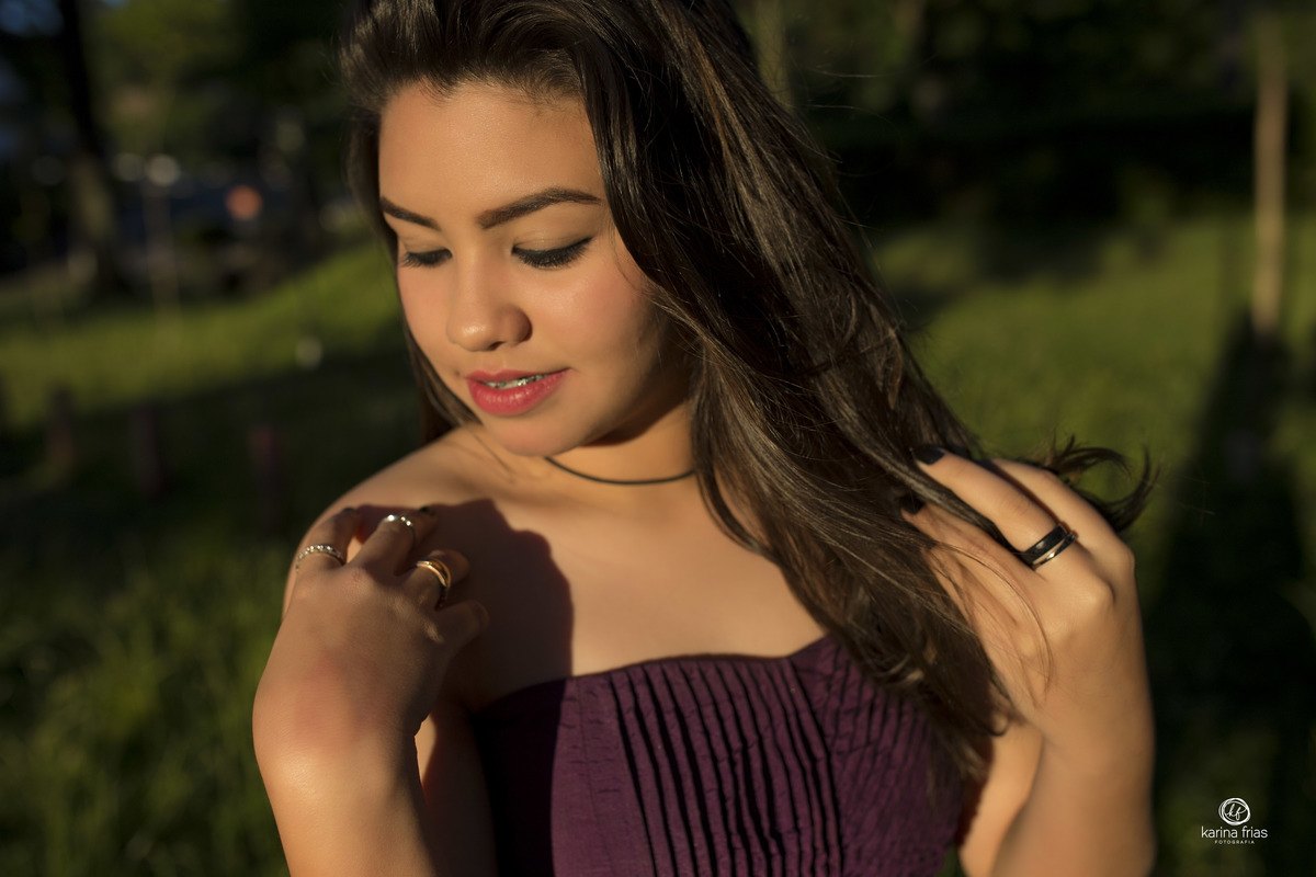 o sol bate no corpo da debutante no ensaio de 15 anos externo