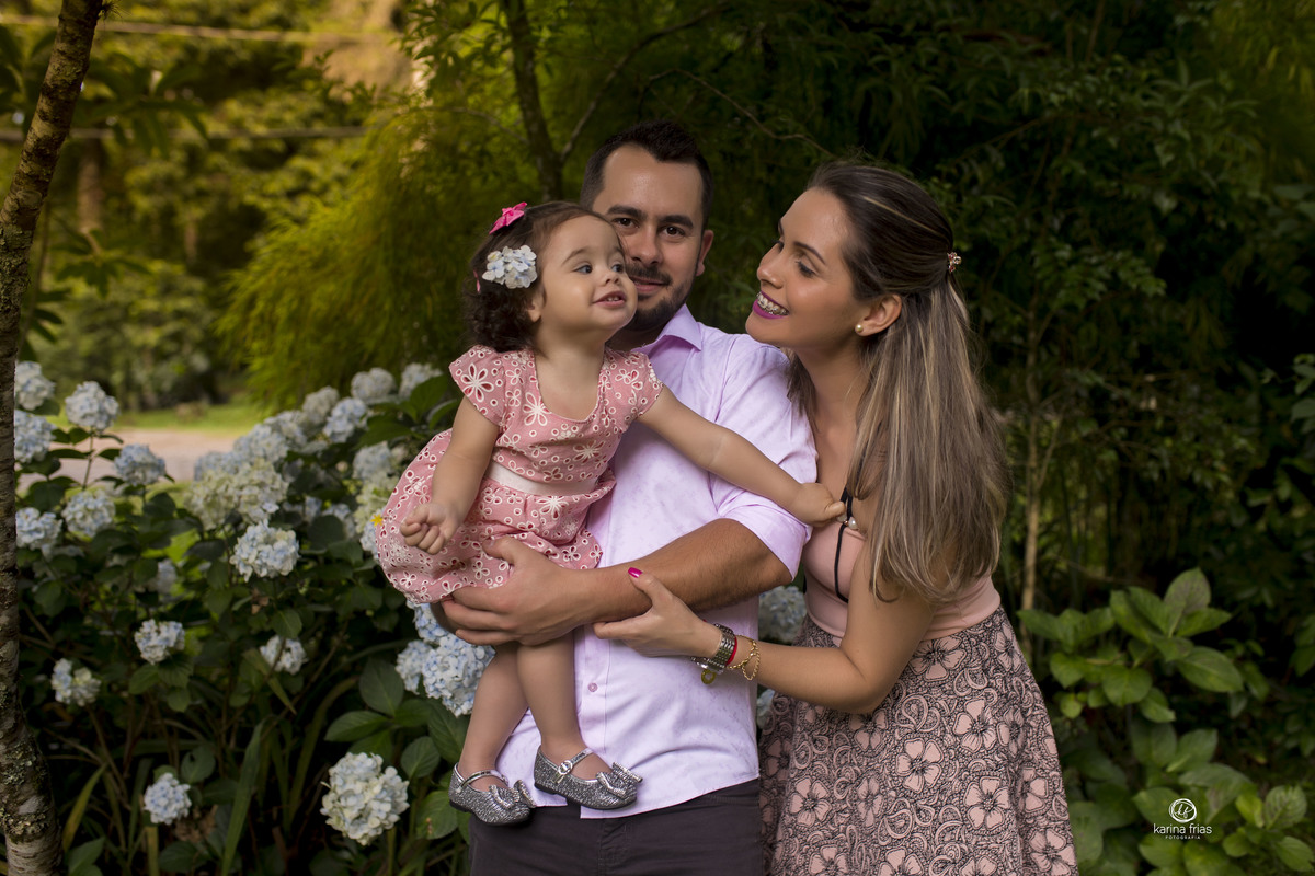 os pais brincam durante ensaio externo