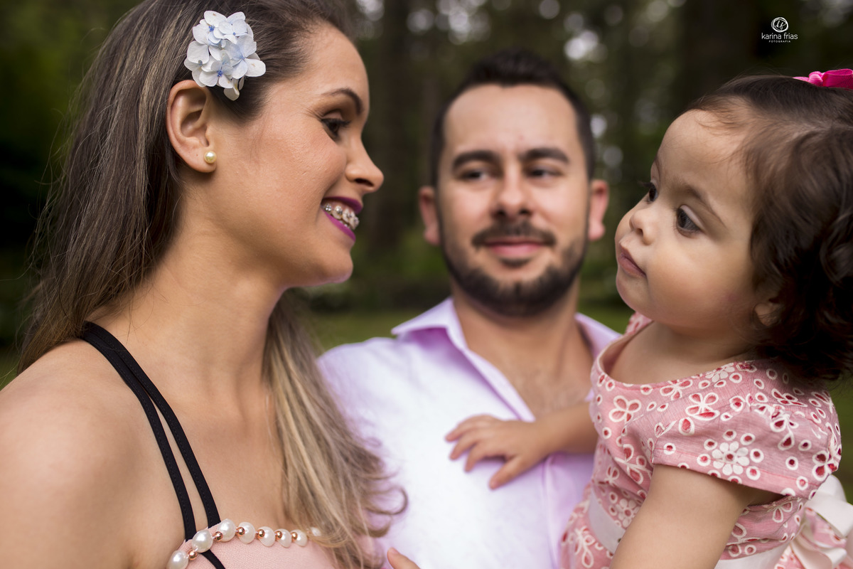 a bebe olha para a mae no ensaio de famiia externo