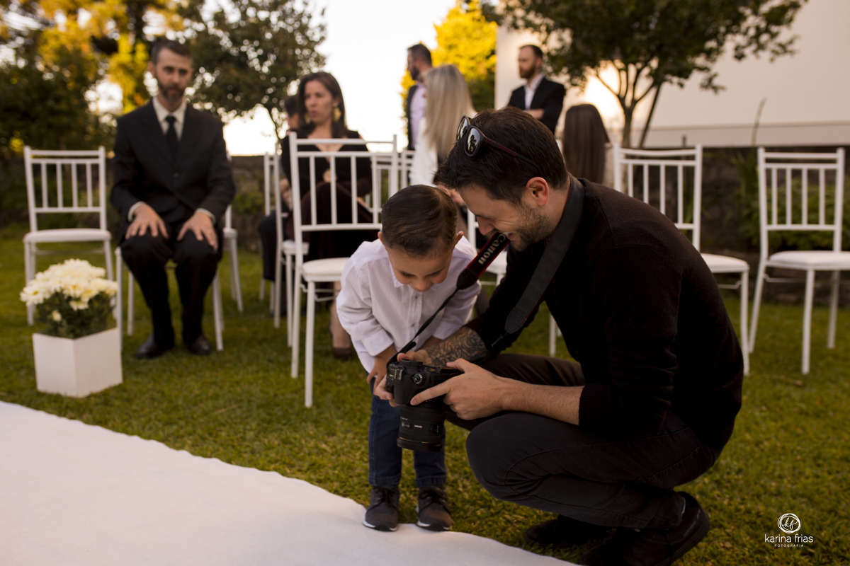 a criança olha a foto do fotografo