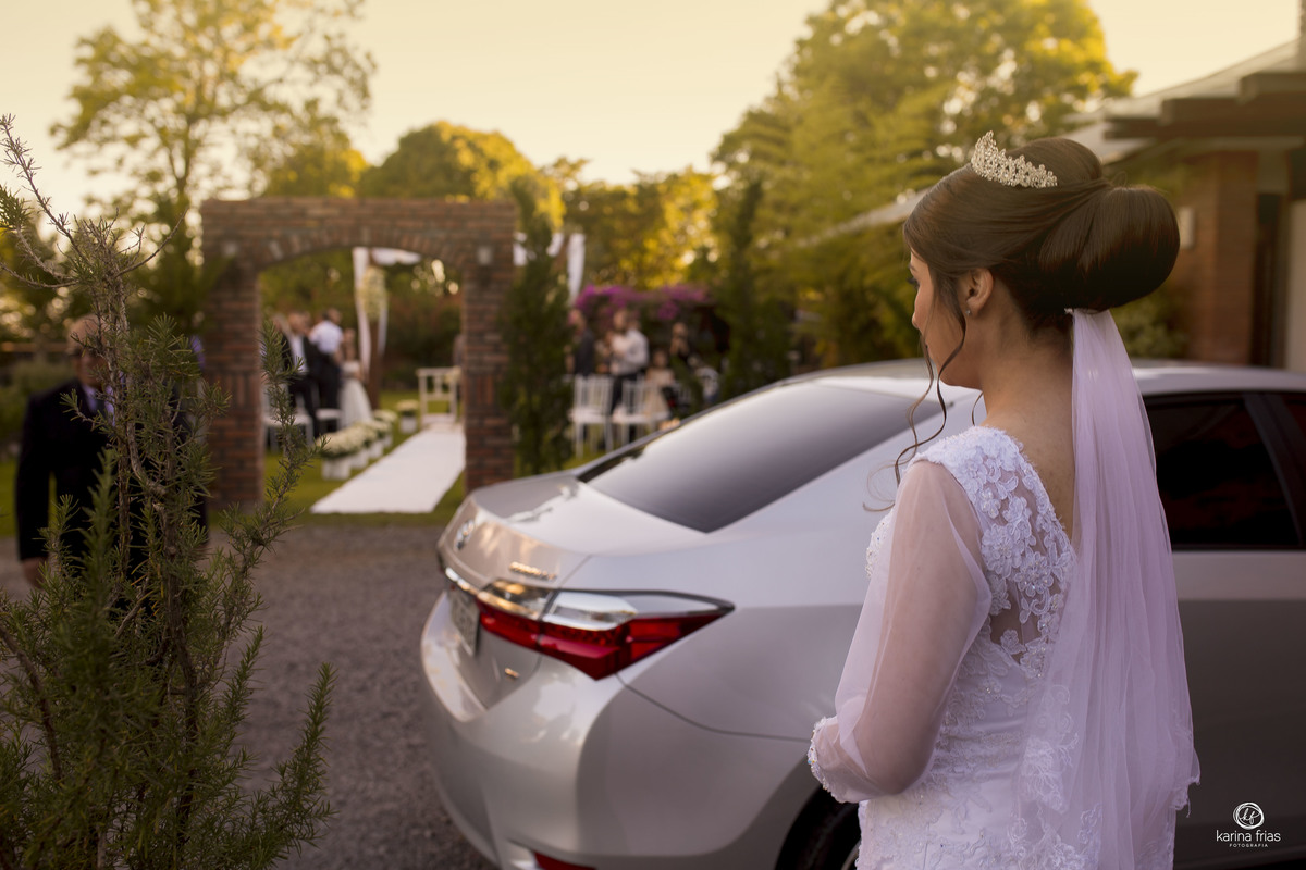 a noiva contempla a cerimonia antes da sua entrada