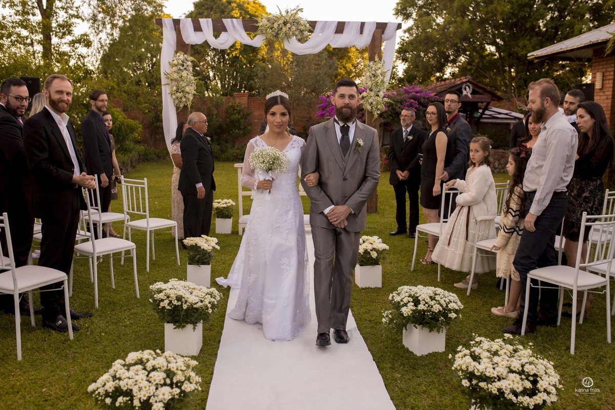 os noivos saem da cerimonia