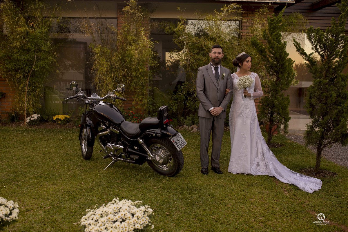 os noivos aguardam a sessão de fotos apos o casamento