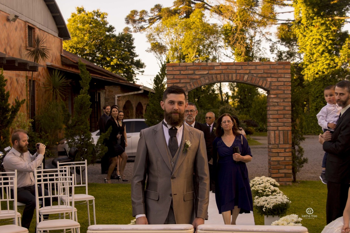 o noivo entra com os pais