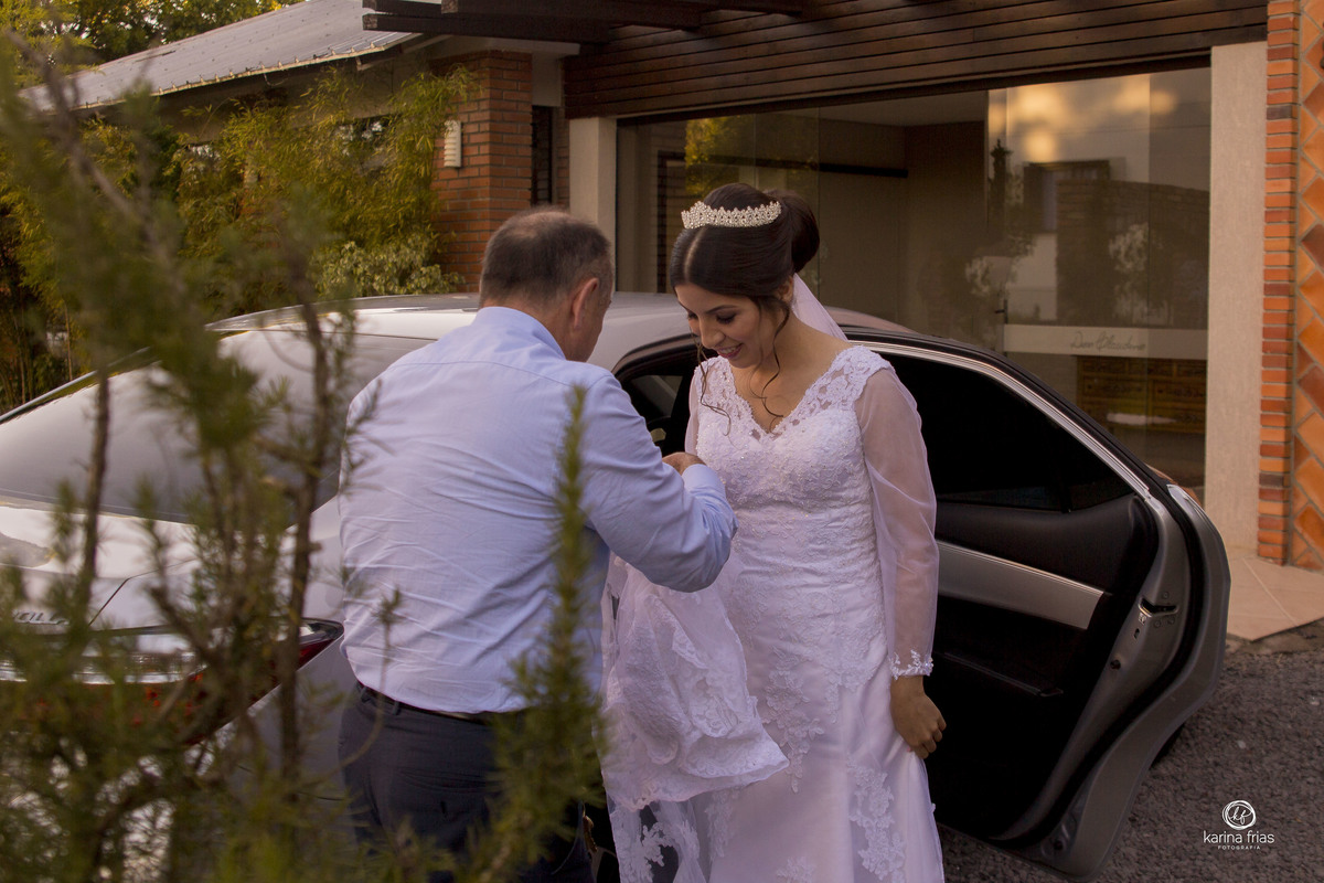 a noiva desce do carro