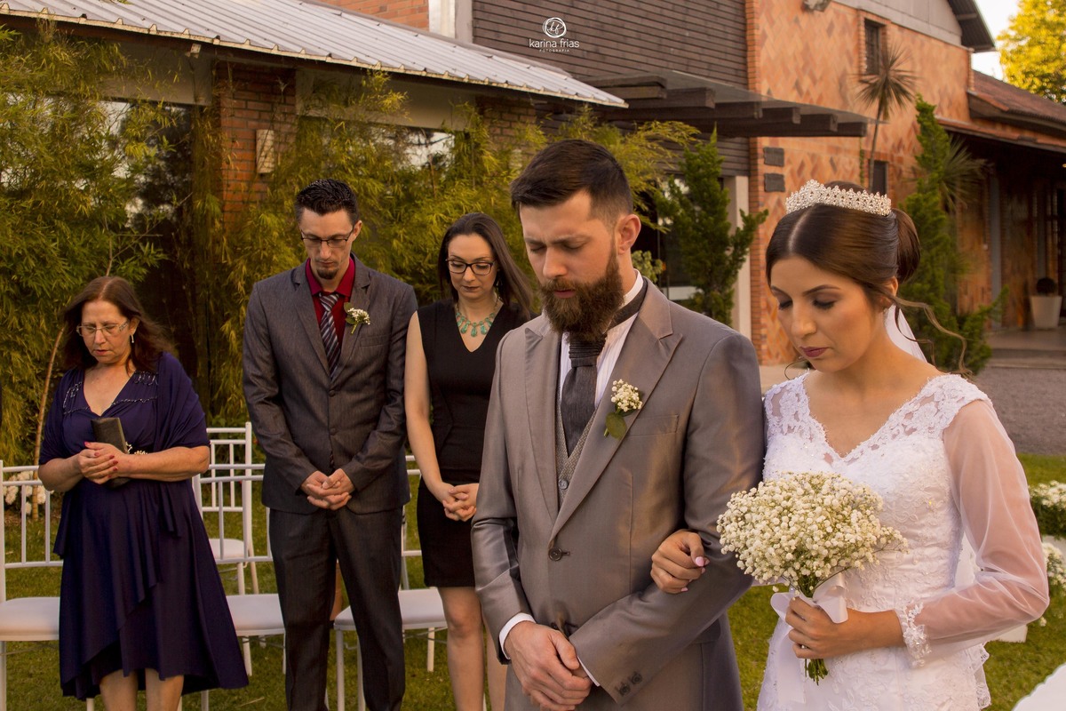 os noivos oram na cerimonia