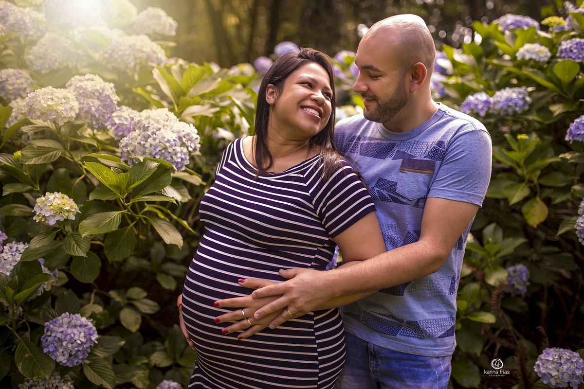 os pais se abraçam no ensaio externo