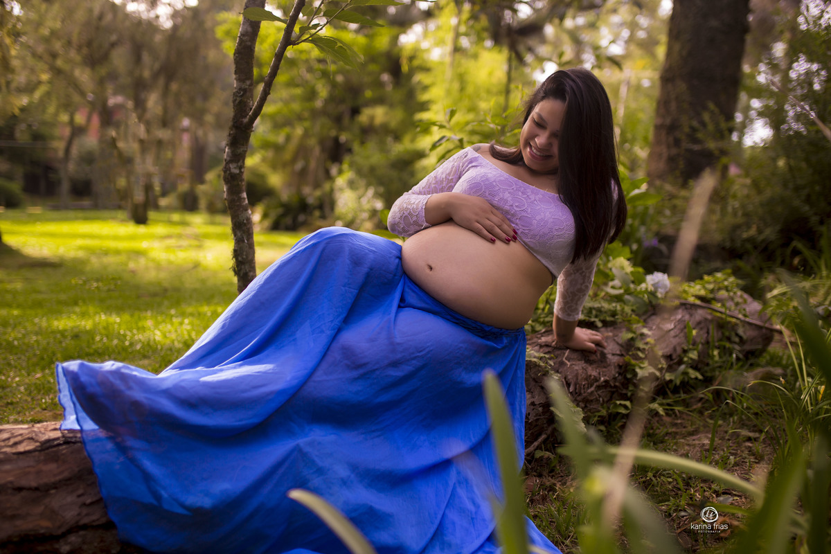 a gestante esta deitada para as fotos 
