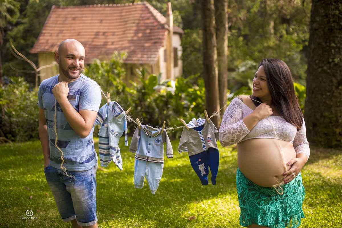 no ensaio externo de gestante levamos roupinhas do bebe para o varal