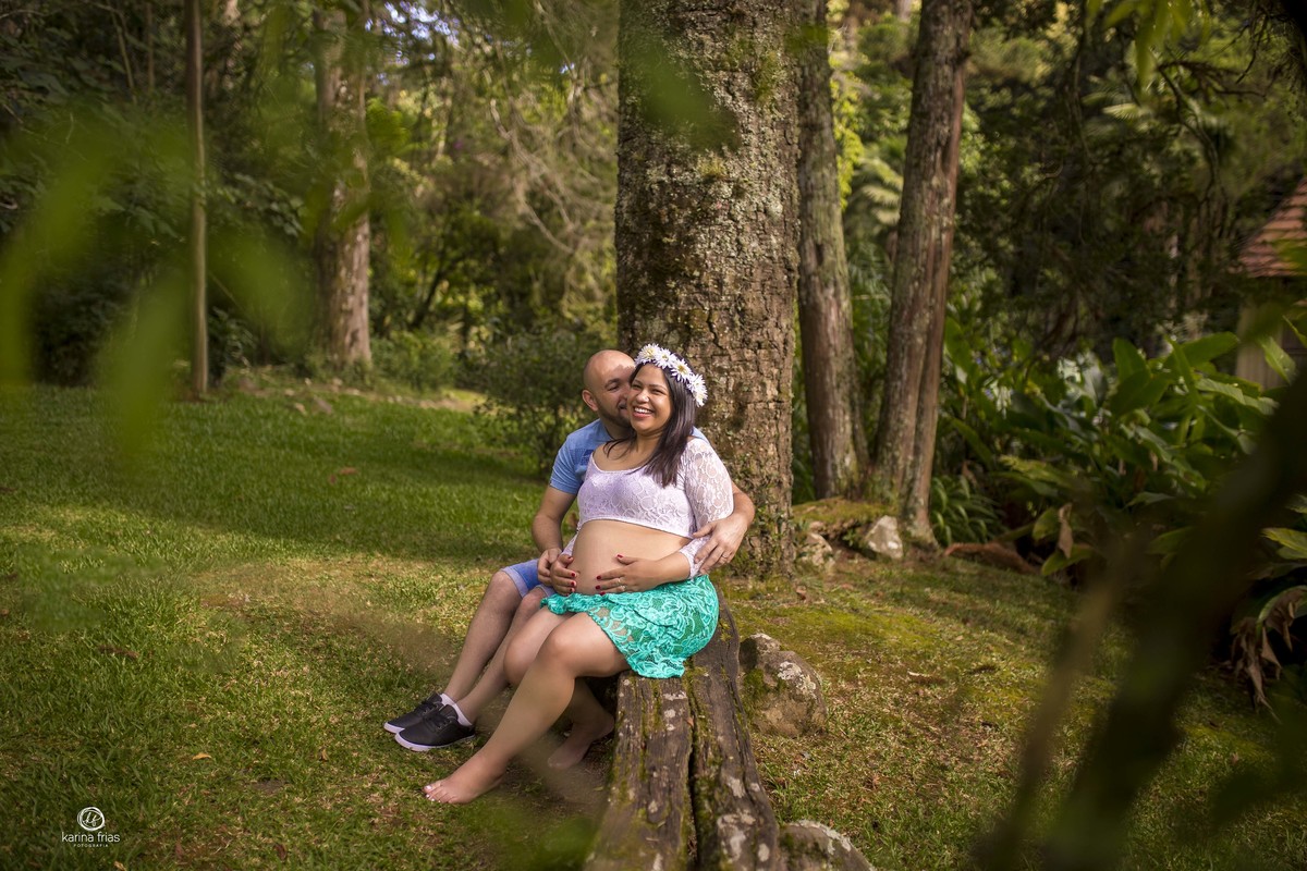 os pais sorriem no ensaio de gestante