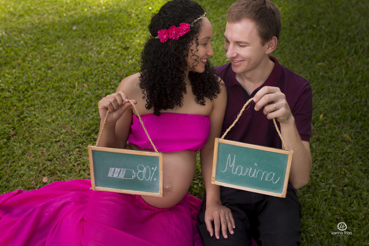 no ensaio externo de gestante levamos plaquinhas como acessorios