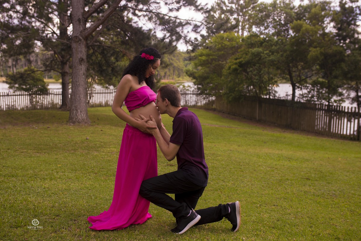 o pai beija a barriga da gestante