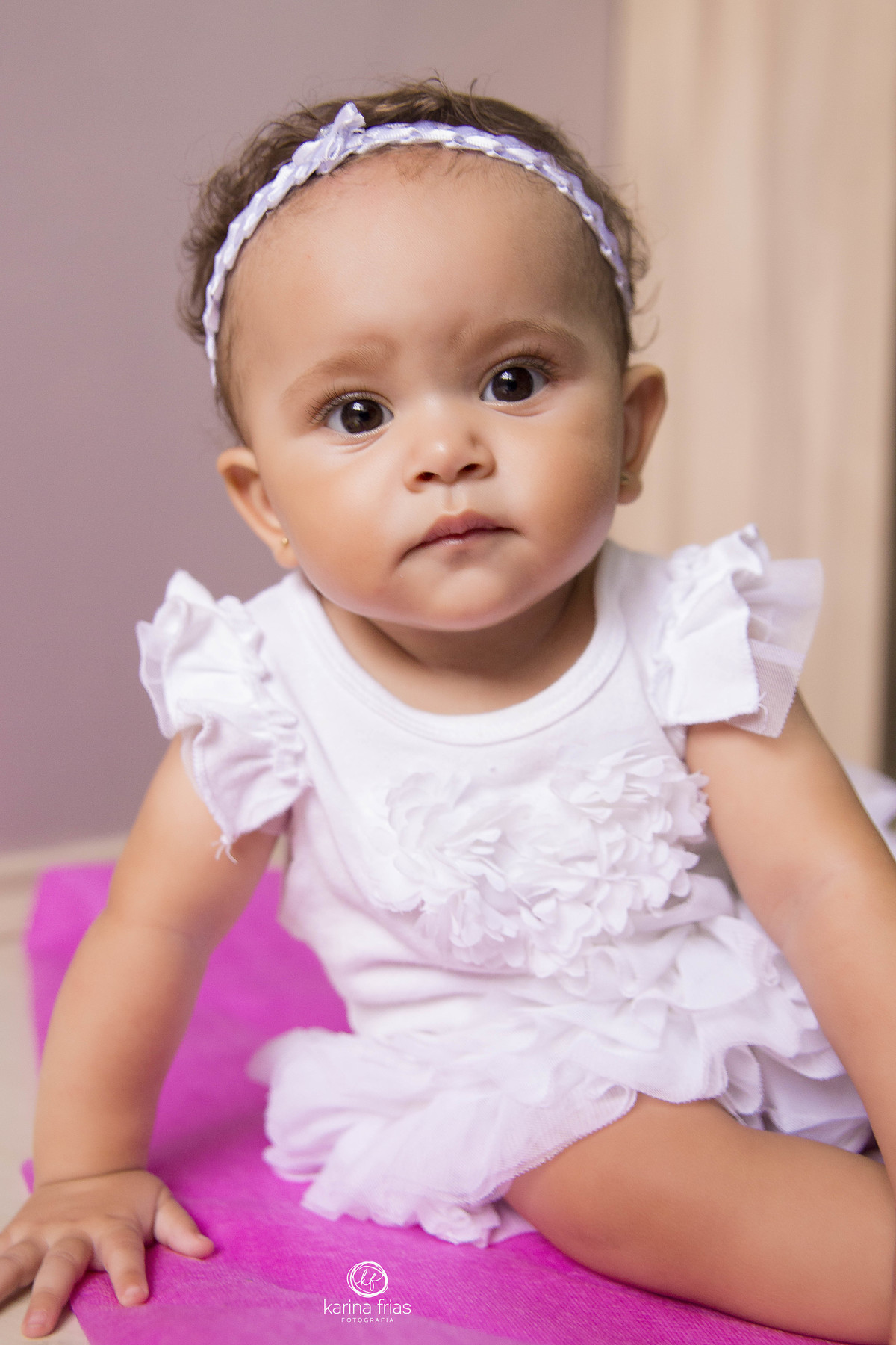 a bebe olha para a fotografa de famili a de caxias do sul-rs, karina frias