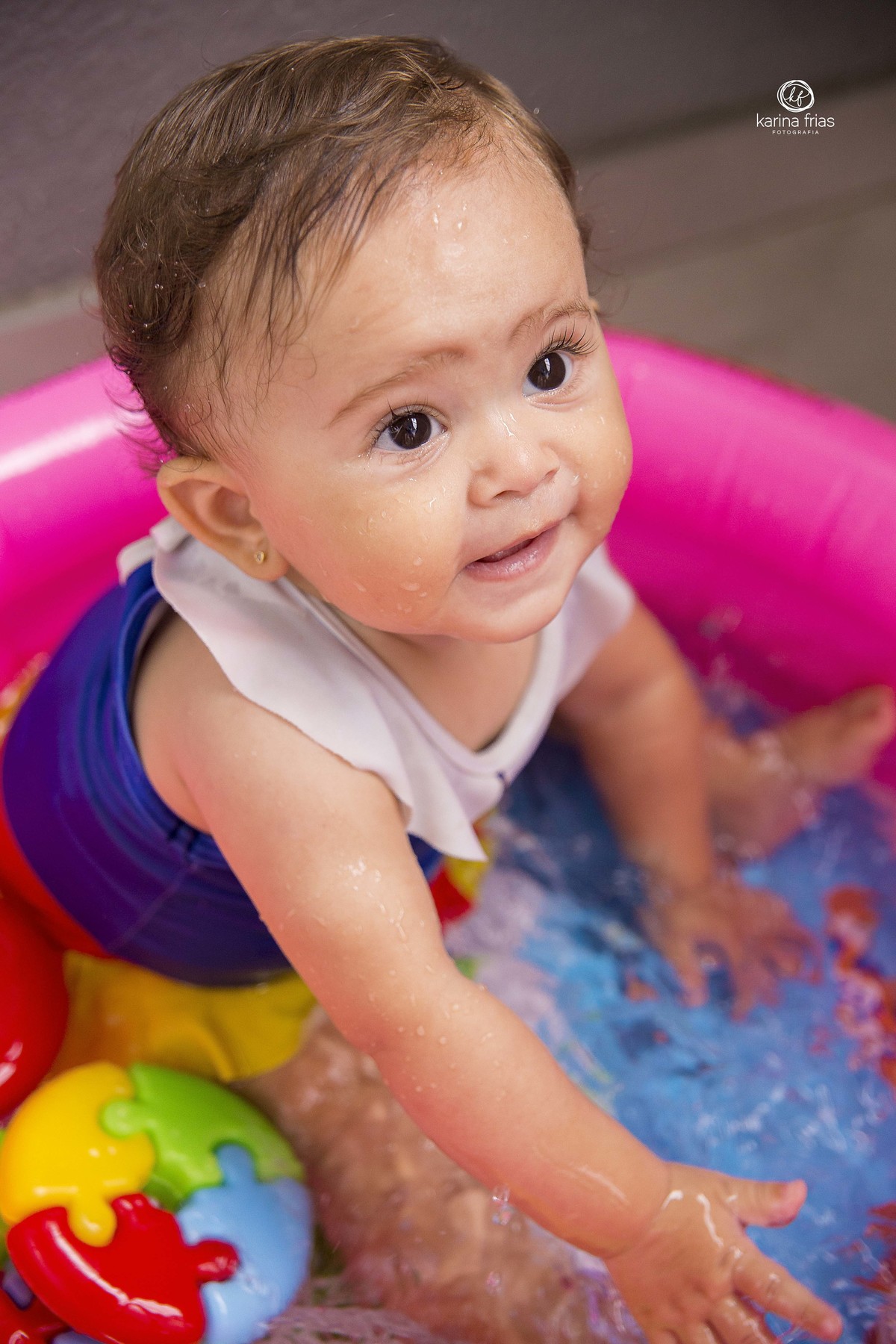 a criança se diverte na agua