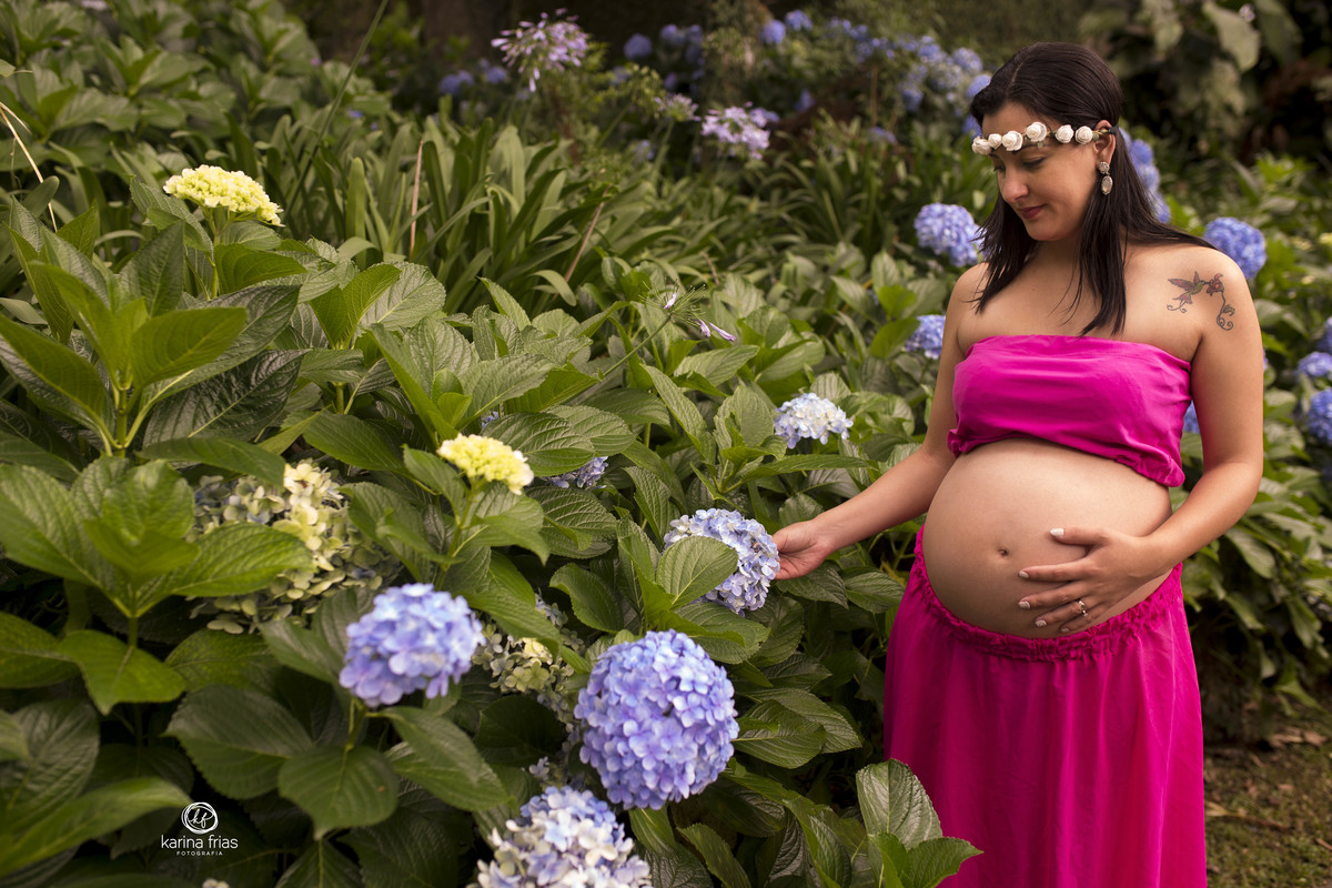 a gestante segura as flores no ensaio externo