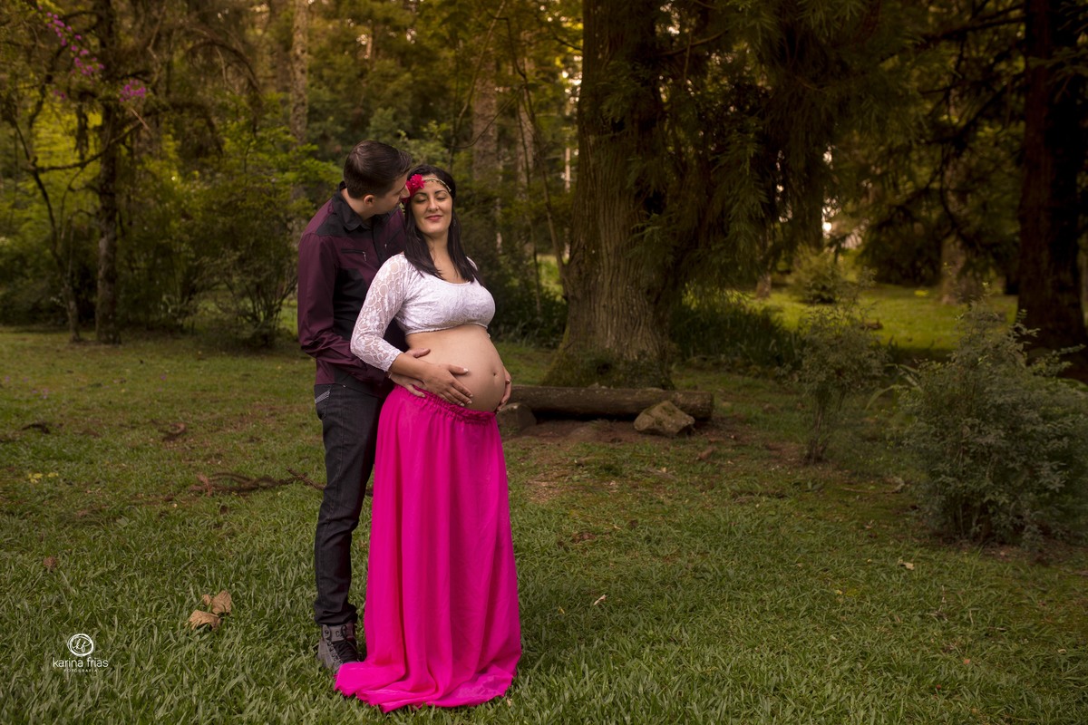 o pai acaricia a gestante no ensaio externo