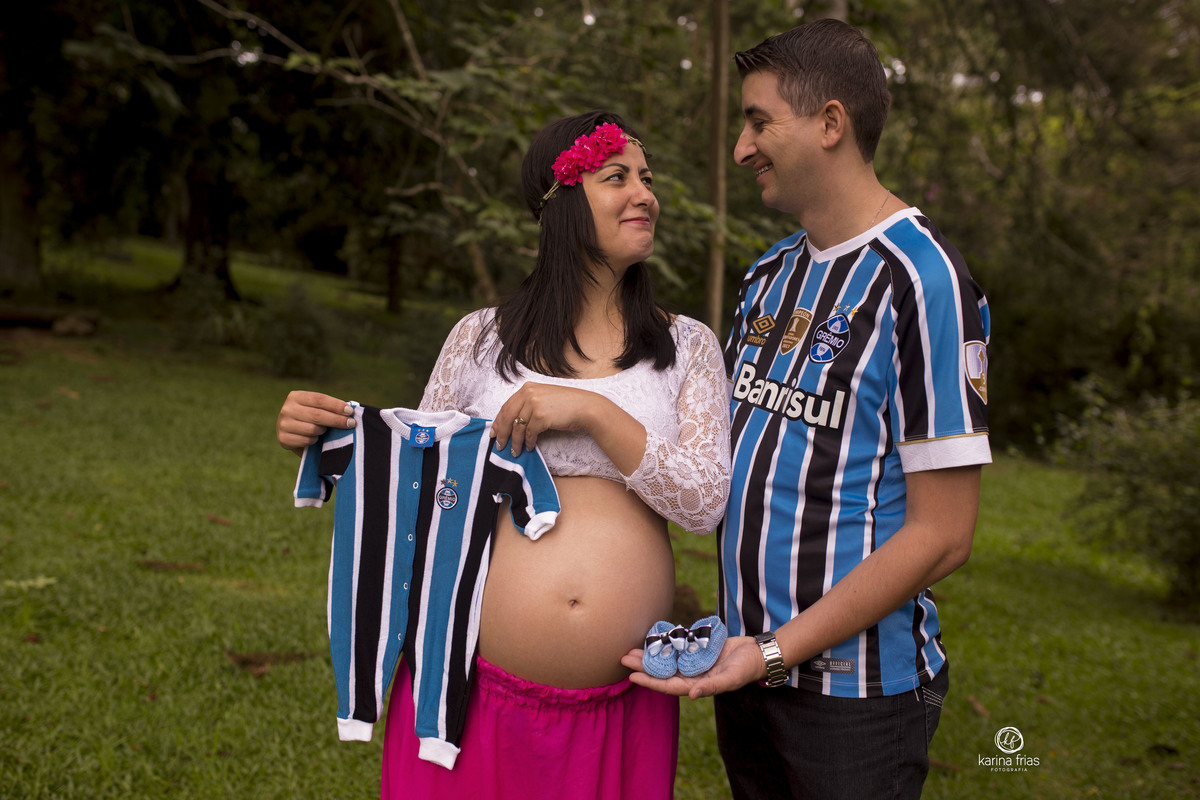 os pais levaram a camisa de time para o ensaio de gestante externo