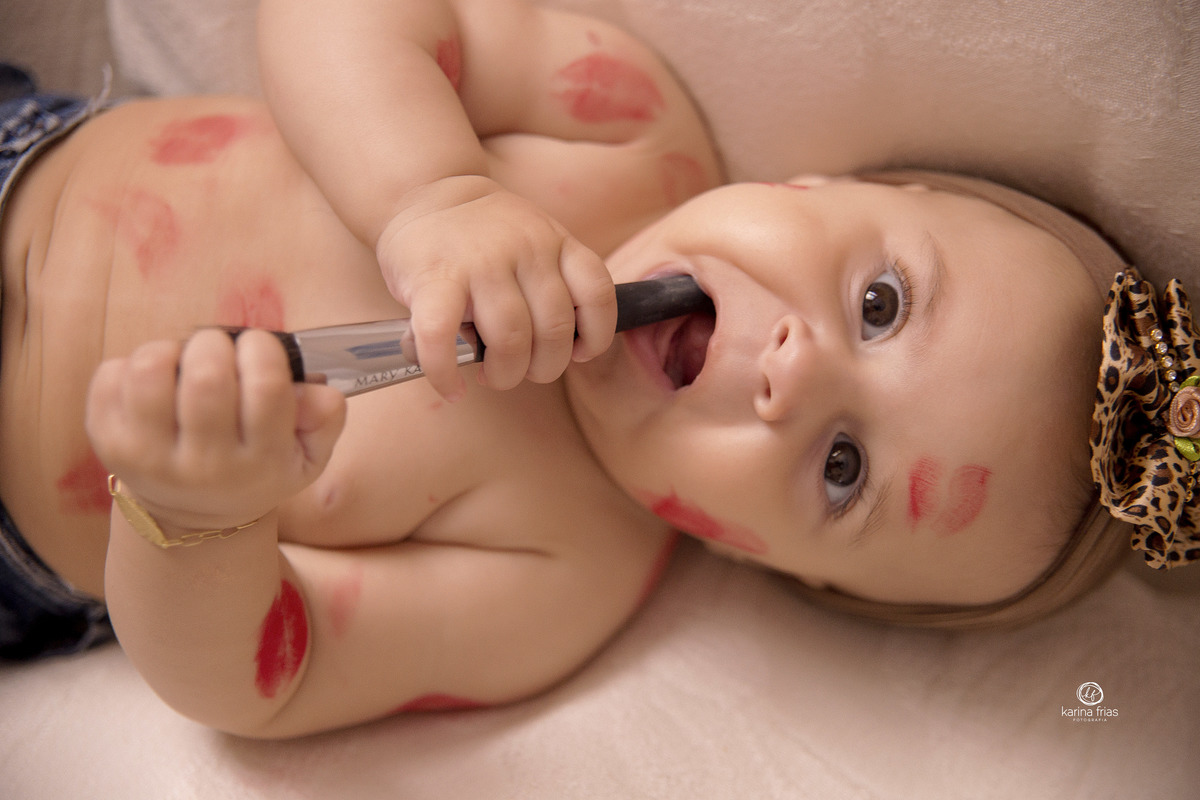 a bebe esta mordendo o pincel