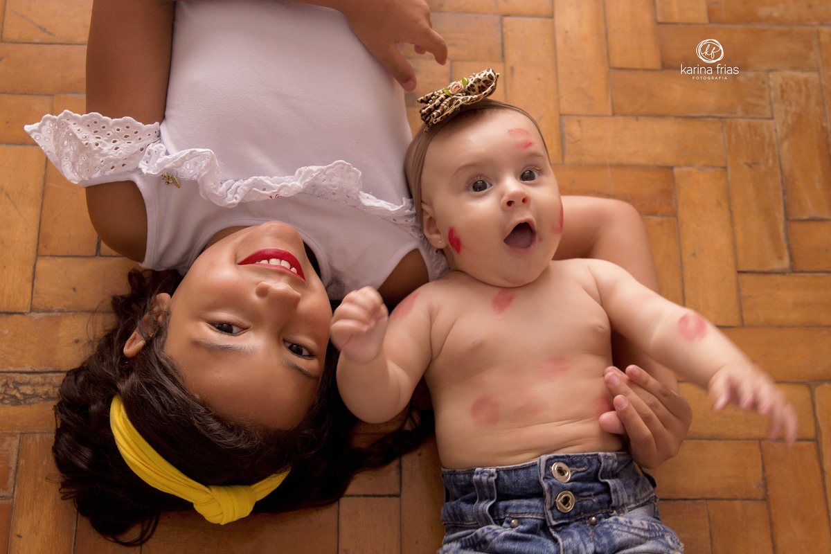 a bebe sorri para a fotografa de familia de Caxias do Sul-Rs, karina frias