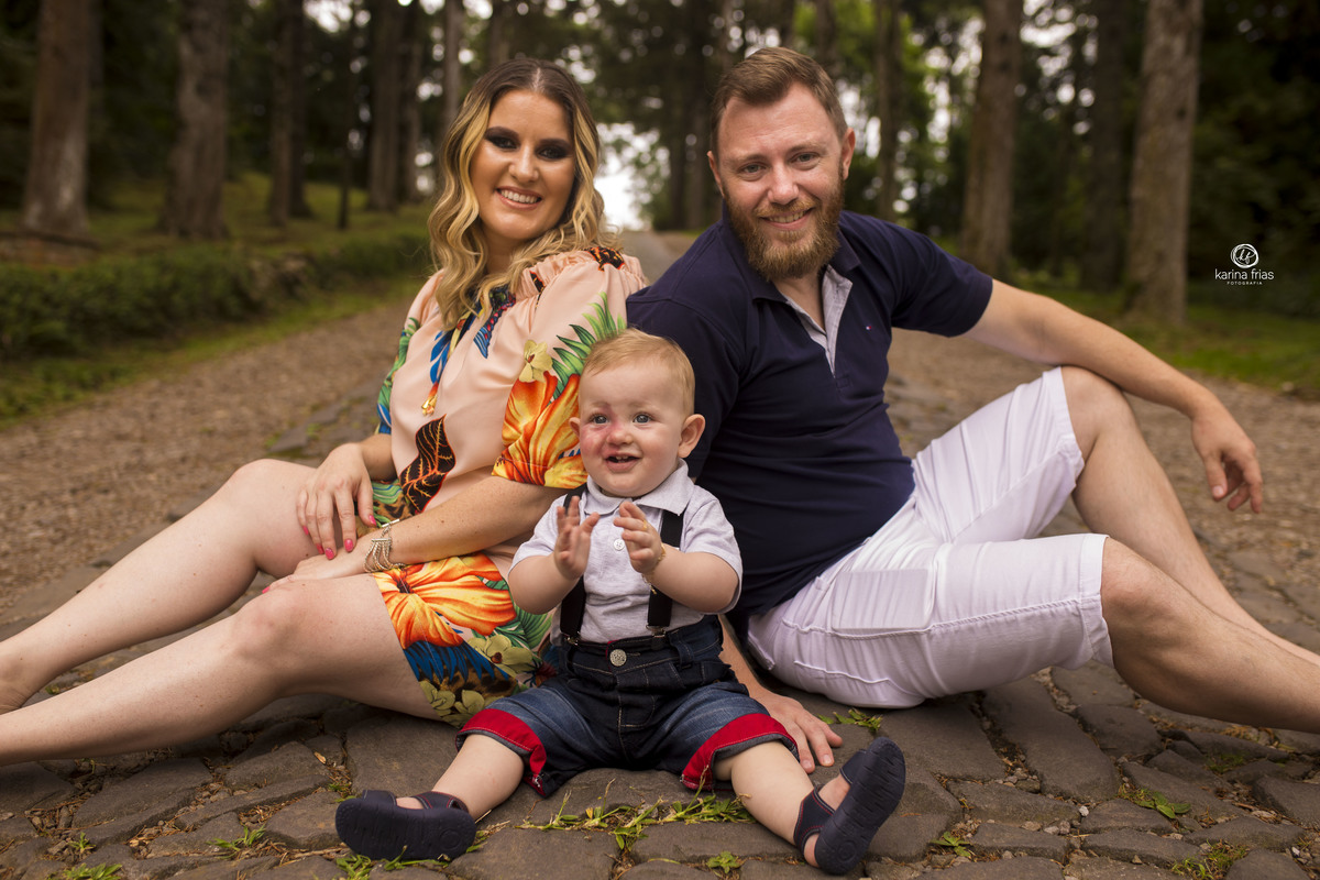 a familia posa para a fotografa de familia de caxias do sul, karina frias