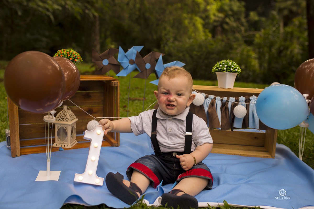 a criança brinca com o numero 1 do seu aniversario