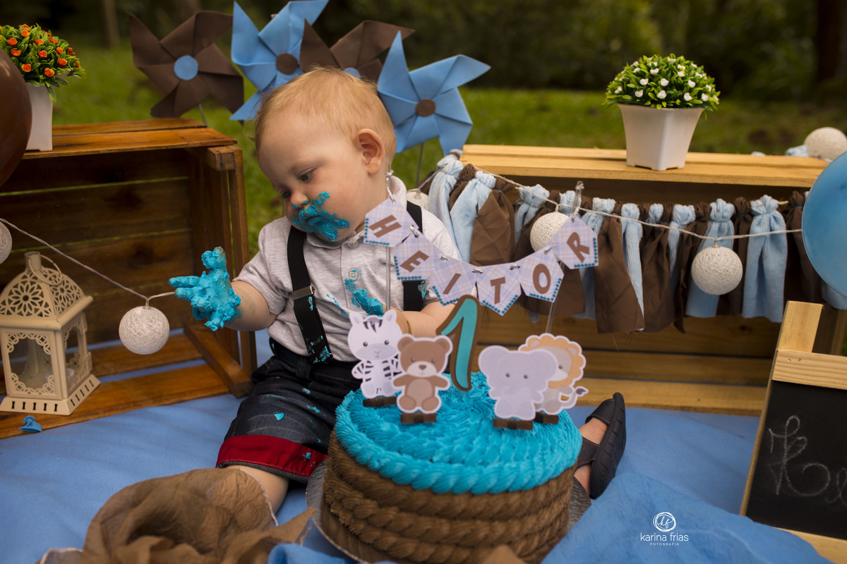 o bebe olha a mao suja de bolo