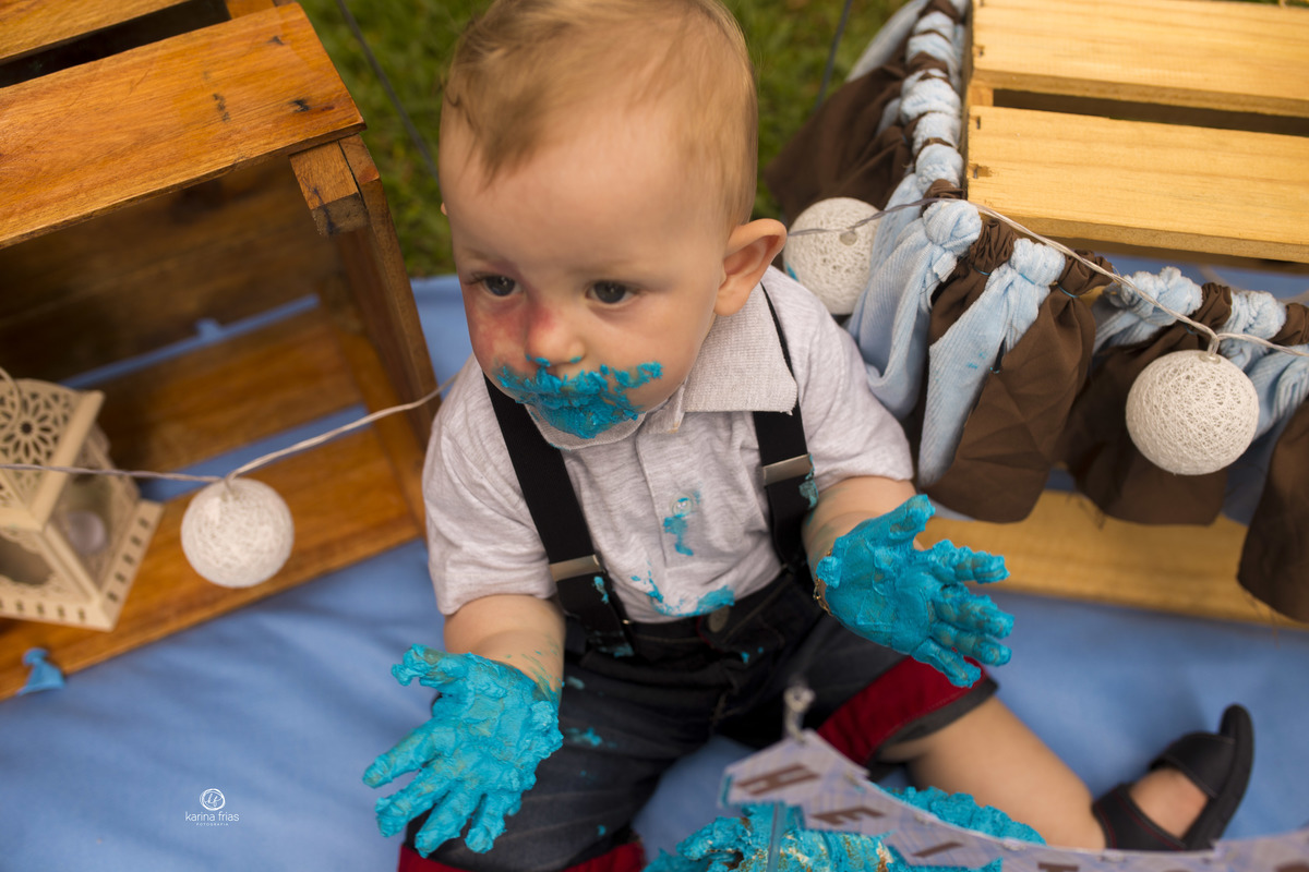 a criança se diverte com a sujeira do bolo do ensaio smash