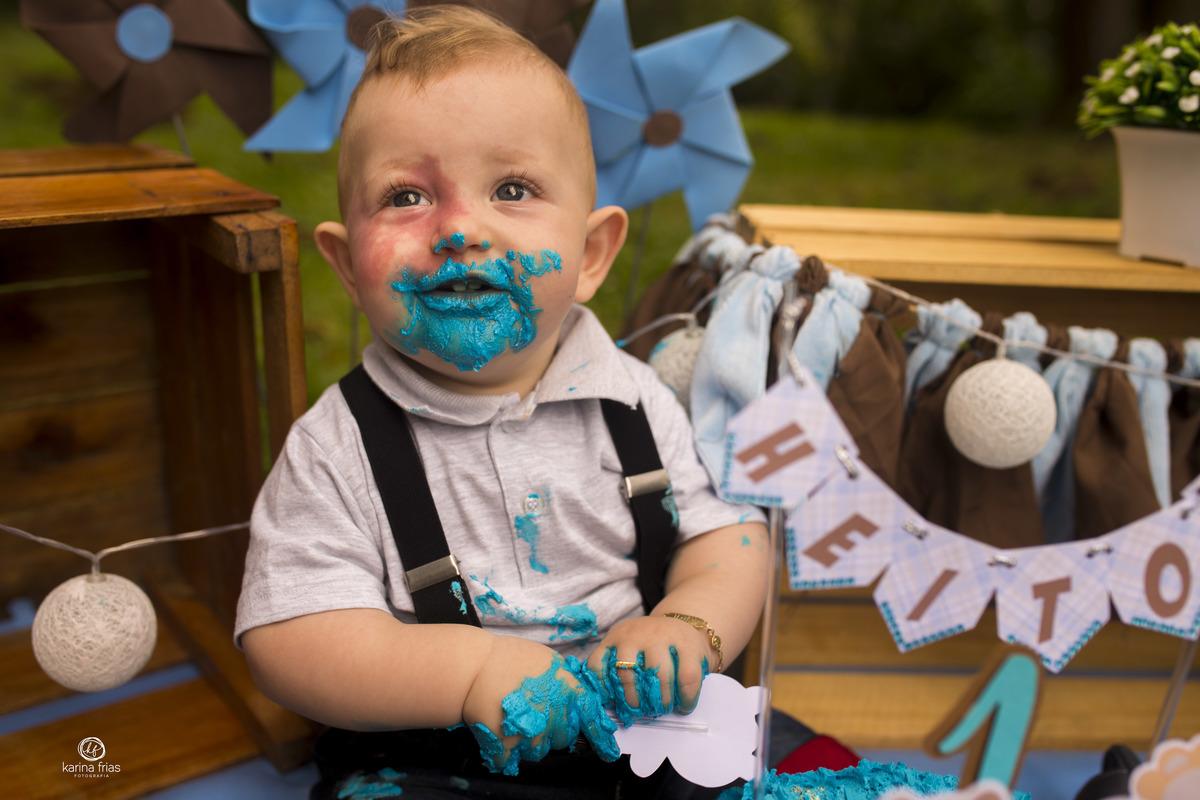 a criança esta suja sorrindo