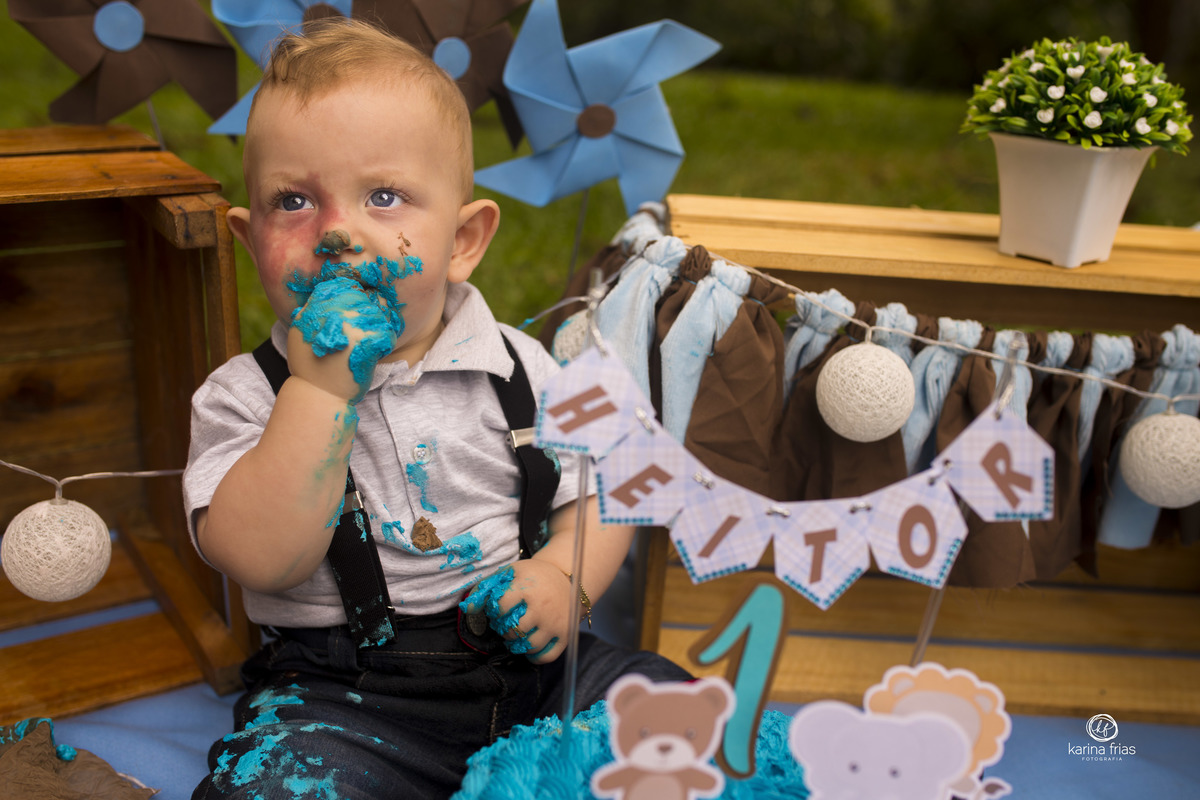 a criança se lambuza de bolo no ensaio smash the cake