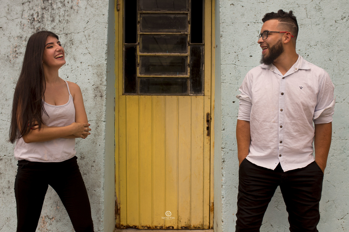 o casal sorri em ensaio externo