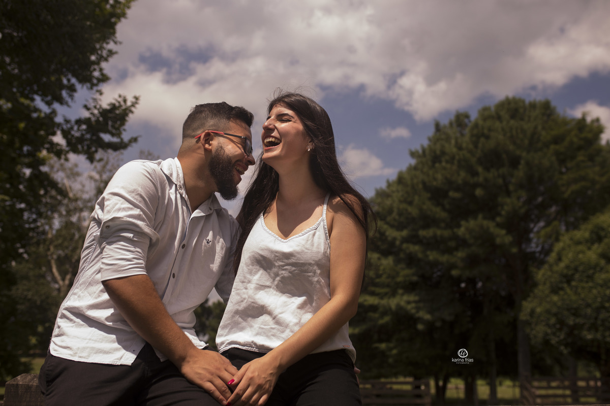 o noivo e a noiva sorriem