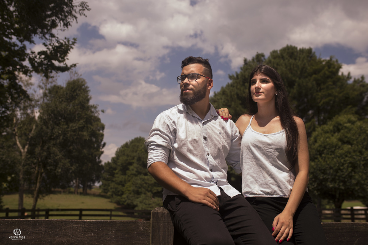 o casal olha a paisagem