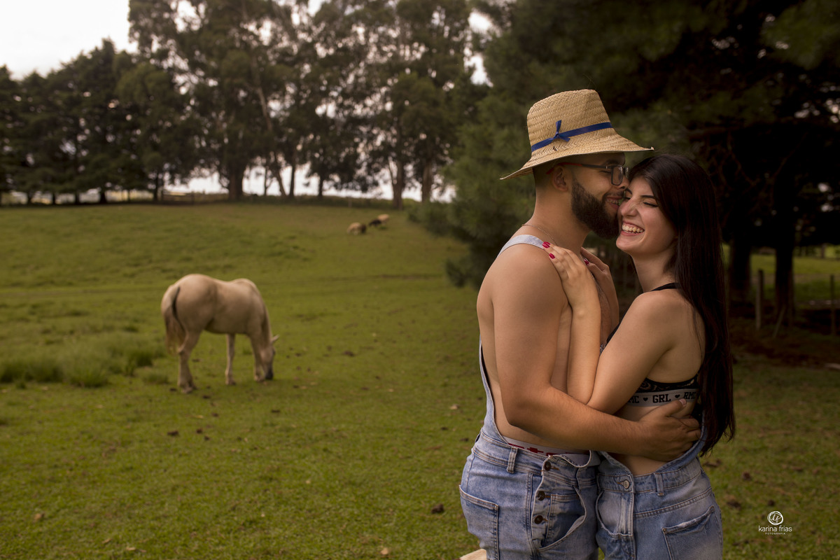 os noivos se abraçam no ensaio de casal