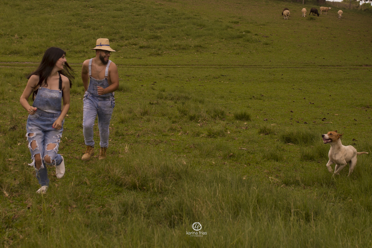 o casal corre no ensaio externo