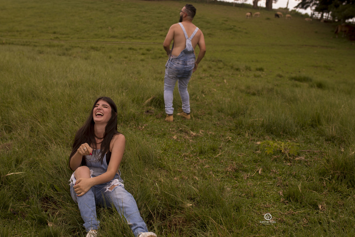 o casal se diverte em ensaio