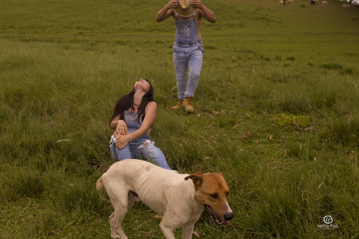 o cachorro passa na frente da noiva no ensaio de casal