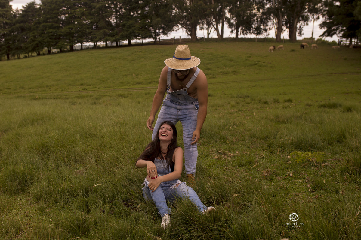 o rapaz vai ajudar a moça a se levantar