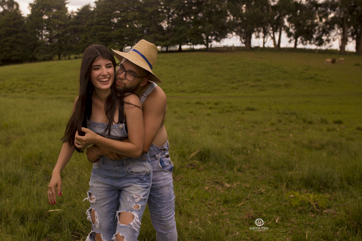 o casal se abraça enquanto sorri