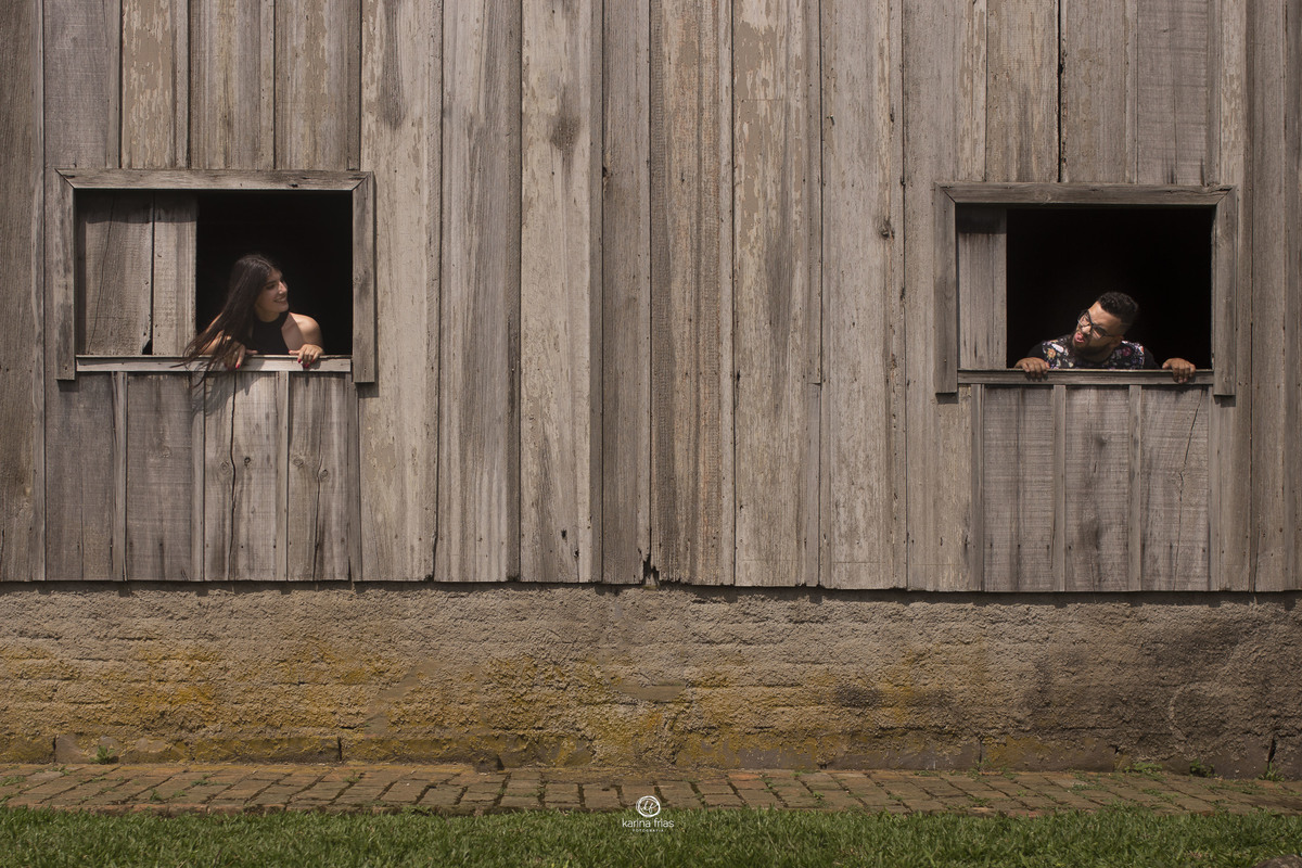 os noivos se olham pela janela