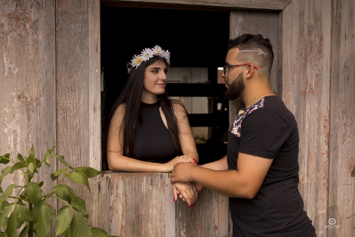 no ensaio de casal externo a noiva olha para o noivo