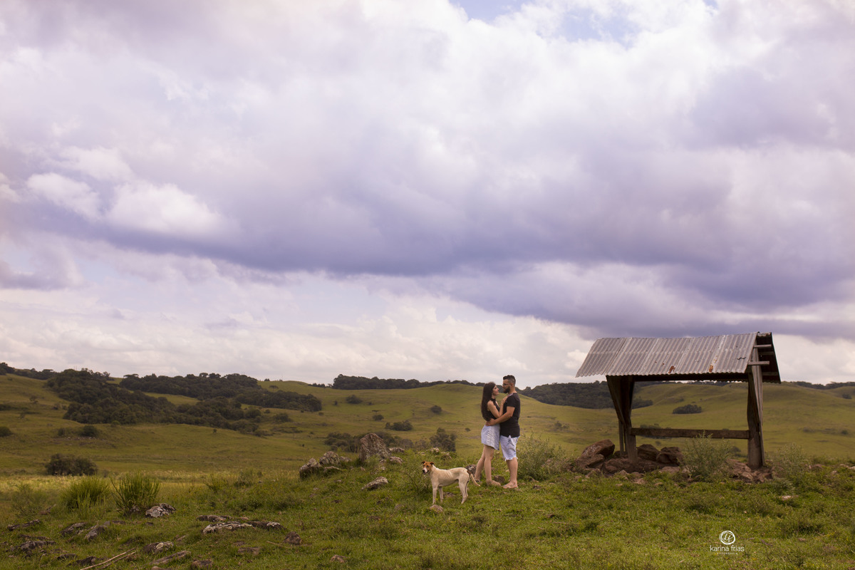 o casal curte a paisagem 